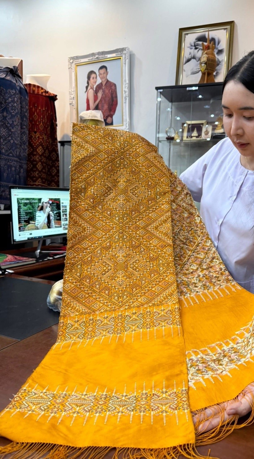 ผ้าพันคอ ไหมแพรวา ไหมแท้ ขนาด 28x243ซม. พื้นสีเหลืองทอง รหัสZE-BM-111368