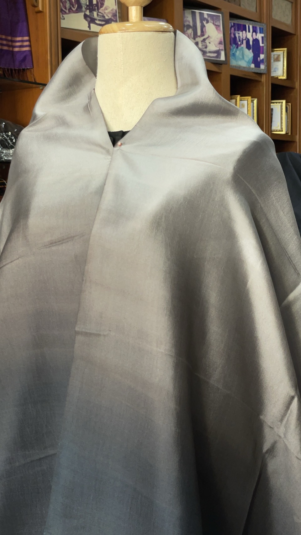 ผ้าคลุมไหล่ผ้าไหม สไลด์สี เนื้อเรียบ ขนาด 60x200ซม. สีเทา-สีเทาเข้ม รหัส ZYE-AA-1114682