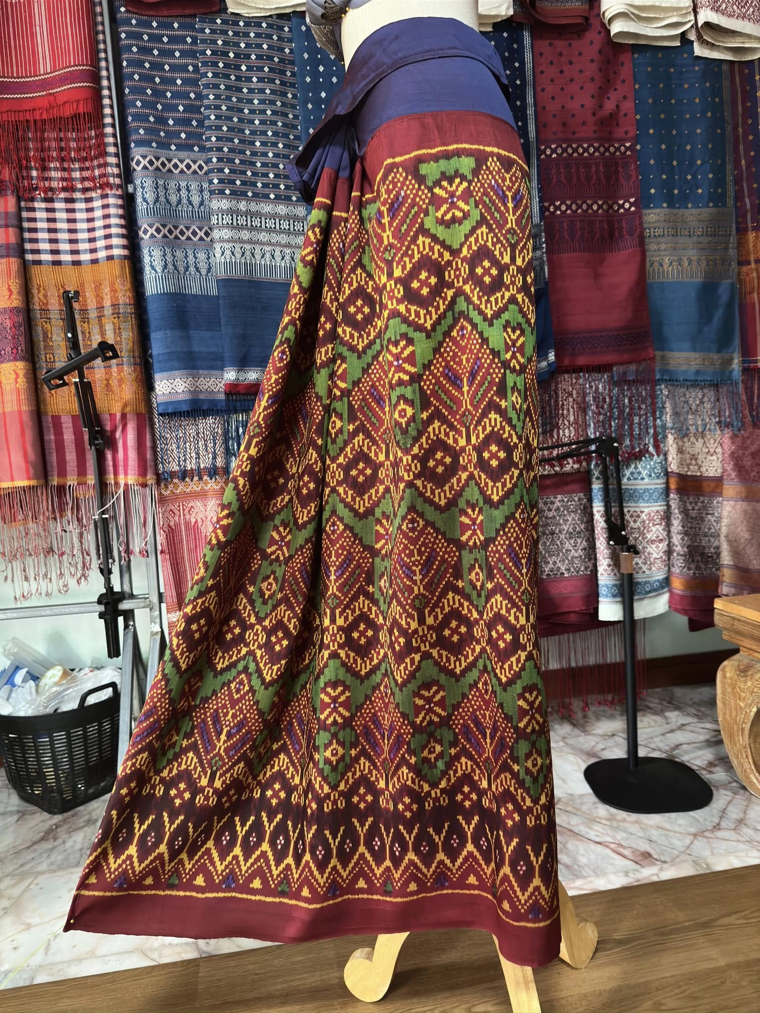 ซิ่น พระตะบอง ผ้าจามทอสามตะกอ ขนาด 116x170ซม พื้นสีน้ำเงินแดง รหัส N9-SIL-AJ11