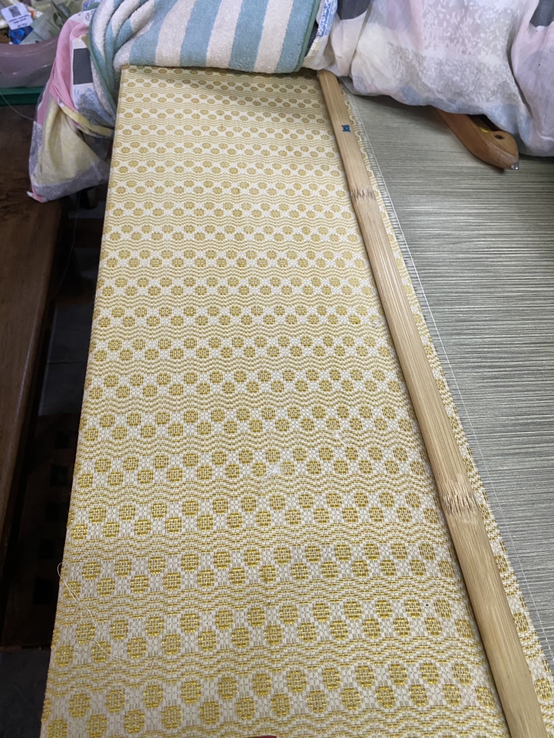 ผ้าไหมยกขิด ลายดอกมะลิ สีพื้น ไหมแท้ สีเหลืองครีม ตัดขายเป็นเมตร รหัส B-คุณพ่อชาดร ต.แกใหญ่