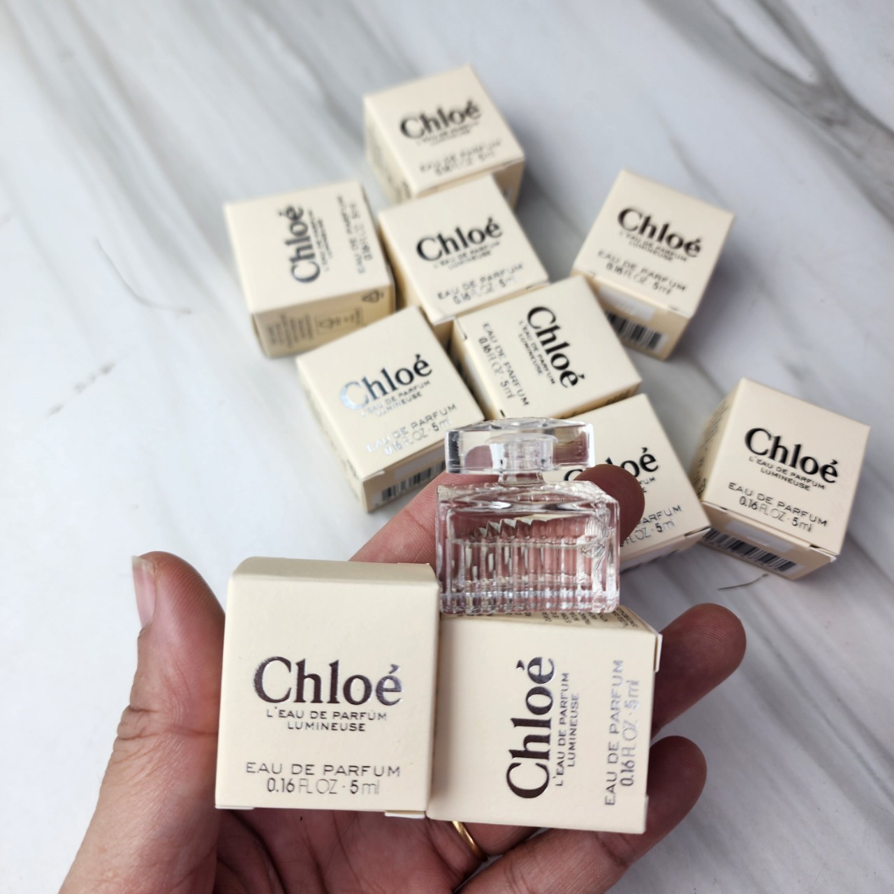 น้ำหอมจิ๋วมินิ Chloe Signature L'Eau de Parfum Lumineuse 5ml แบบแต้มมีกล่อง ( Mini Perfume น้ำหอมขนาดพกพา) น้ำหอมจิ๋วมินิ ขวดน่ารัก ตั้งโชว์ก็สวย พกพาก็สะดวก หัวแต้มตามจุดชีพจร