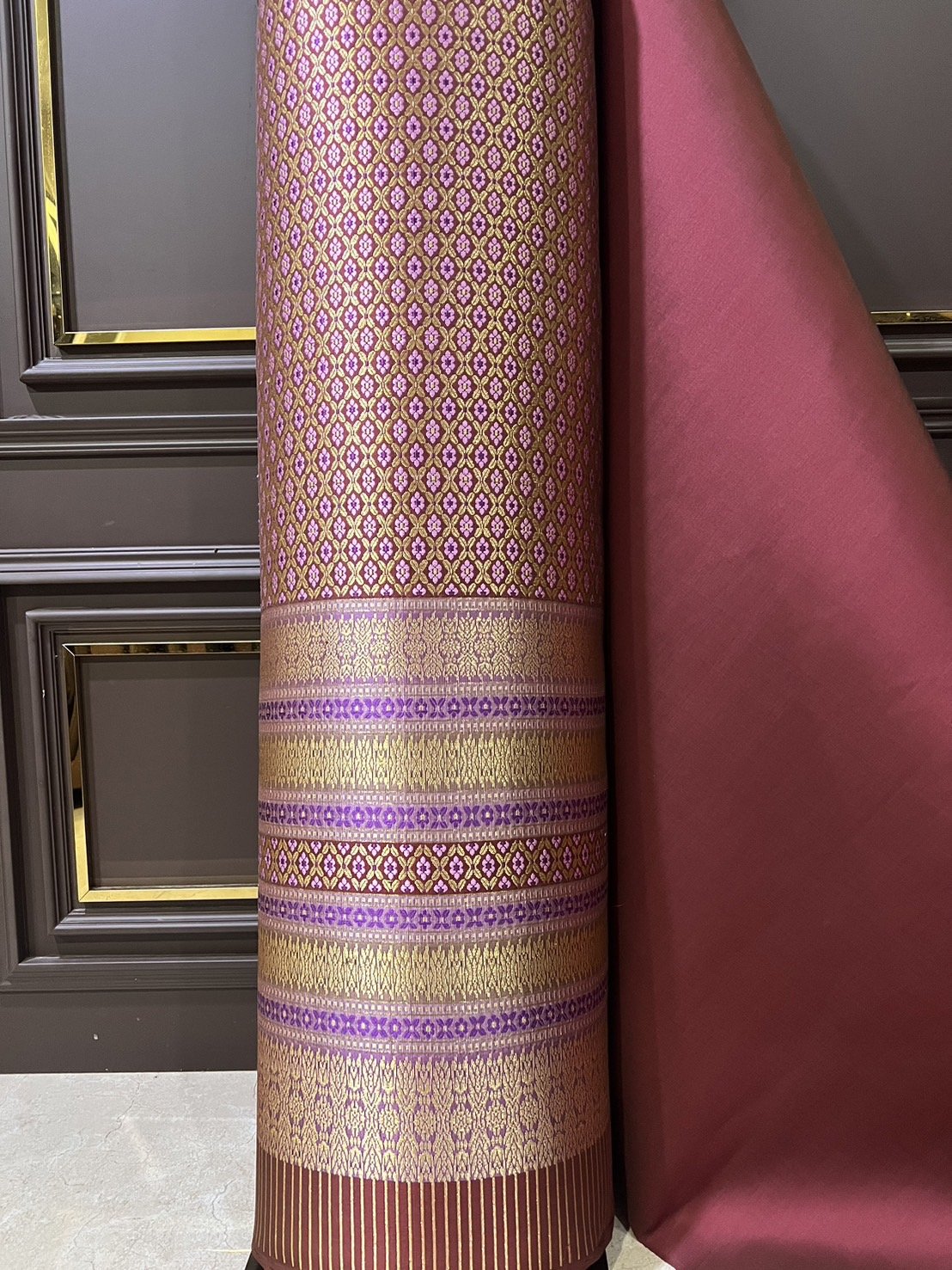 (ผ้าชุด)ผ้าไหมยกดอกลำพูน ยกดอกดิ้นเงิน ขนาด 1.03x4.37เมตร ลายดอกแก้วกัลยา พื้นสีแดง รหัส N90-29-TR0451