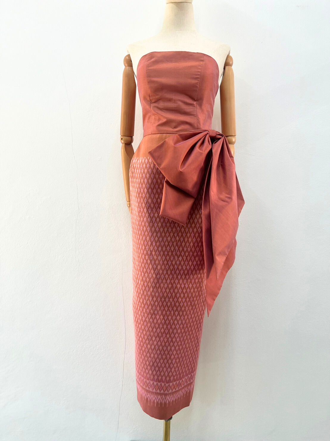 แบบตัดชุด เดรสผ้าไหม (ไม่รวมผ้า) chobmai x ARW รหัส CUT-ST-110867