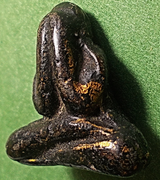 พระปิดตาเข่ากว้าง สายใต้