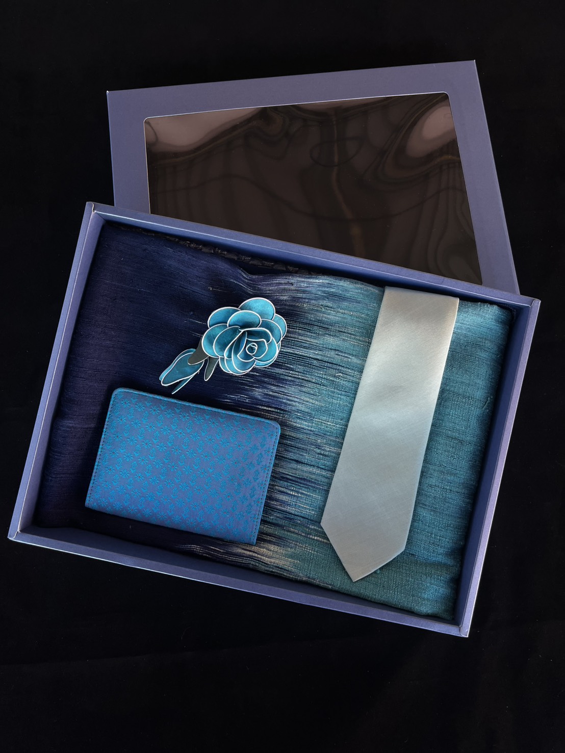 เซ็ตของขวัญผ้าไหมแท้ (ผ้าคลุมไหล่+ซองใส่พาสปอร์ต+เนคไท+เข็มกลัด)