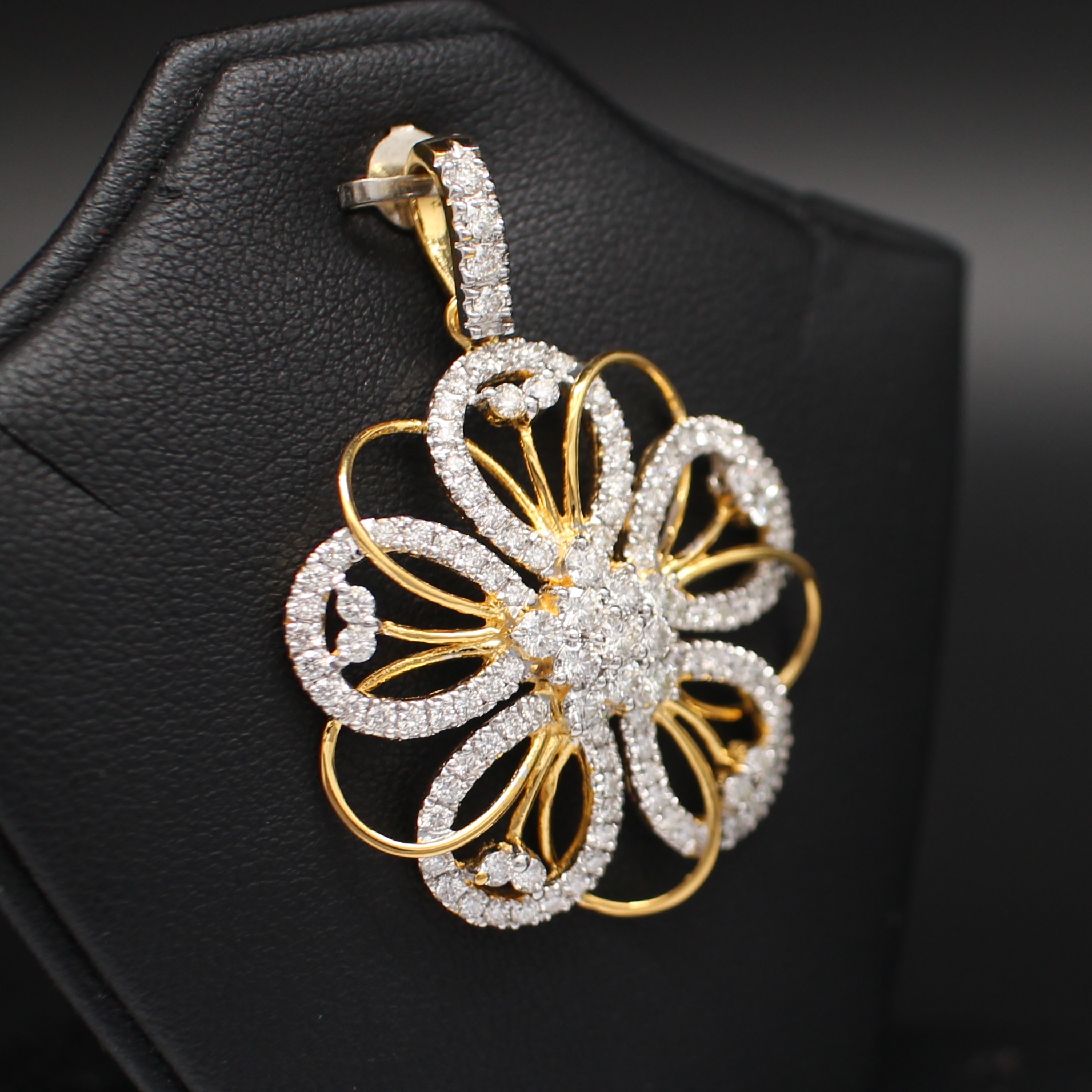 PD25023 จี้เพชรกระจุกดอกไม้ เพชรแท้ 119 เม็ด 2.08 กะรัต ทองแท้ 90% นน.รวม 8.7 กรัม เพชรขาว ไฟ