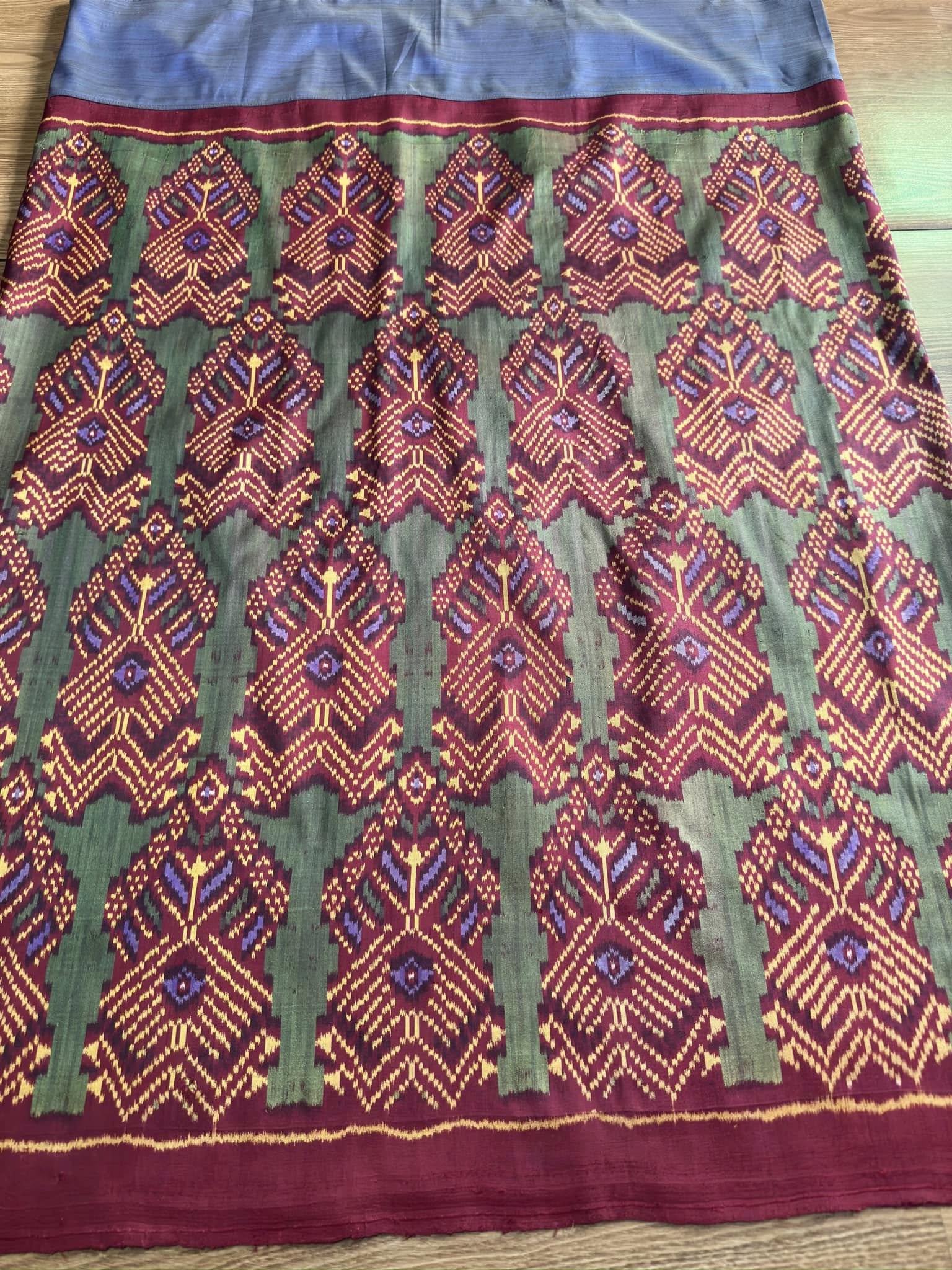 ซิ่น พระตะบอง ผ้าจามทอสามตะกอ ขนาด 115x160ซม สีแดง รหัส N9-SIL-AJ6