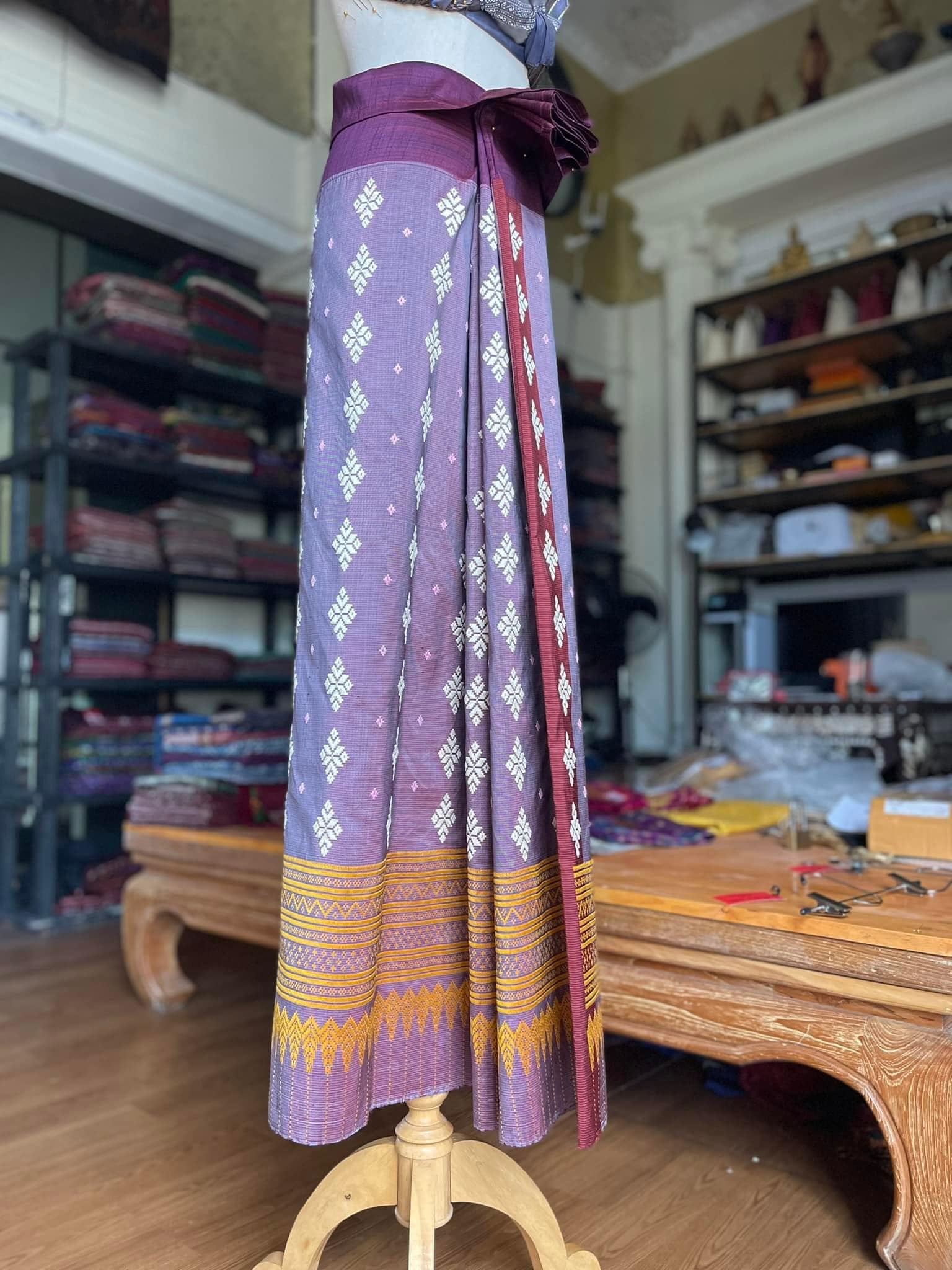 ซิ่น ผ้าซิ่นอัญญานาง ไหมบ้านทอมือ สีธรรมชาติ ขนาด 120x200ซม ลายดอกหางปลาวา พื้นสีม่วง รหัส N9-SIL0530661