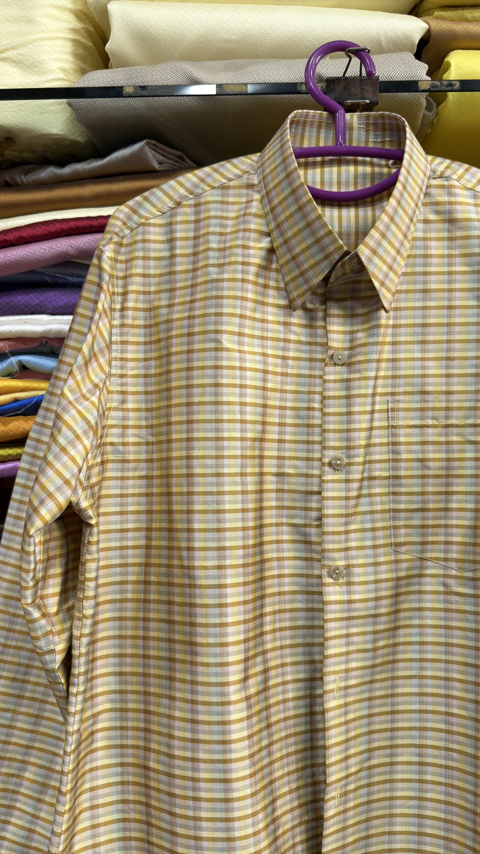 เสื้อเชิ้ตแขนยาว ผ้าไหมลายสก๊อต สีเหลืองอ่อน ไซส์L รหัส DN-AA-1117681