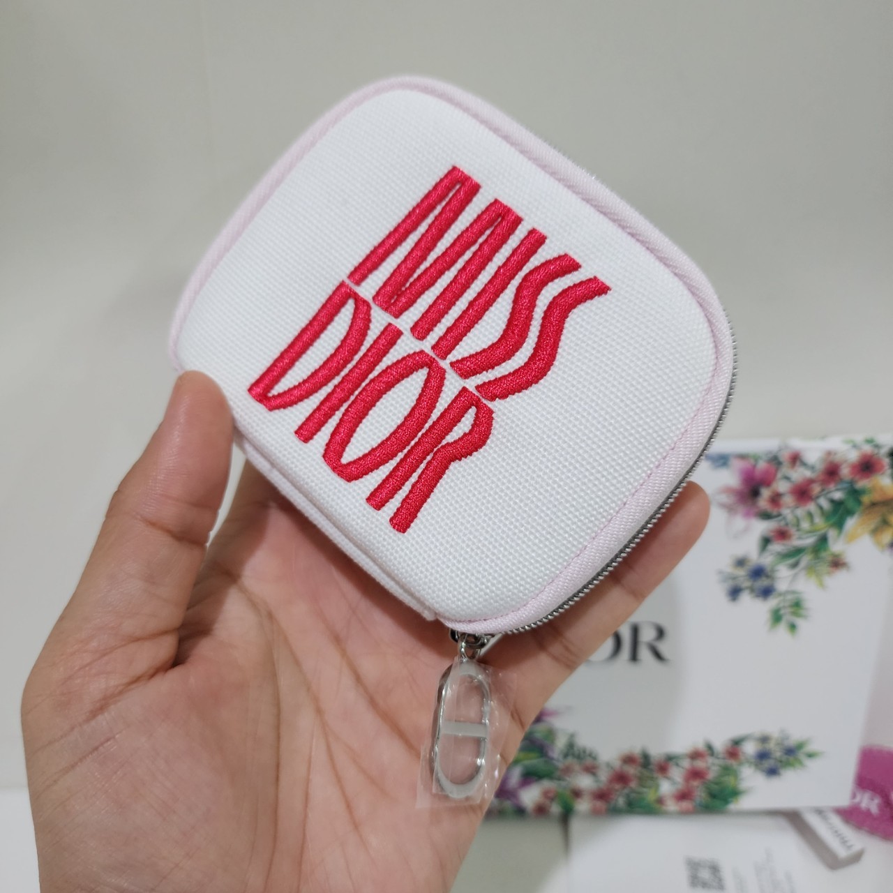 น้ำหอมจิ๋วมินิ Dior SET Mini Miss Dior 6 ชิ้น น้ำหอมจิ๋วมินิ ขวดน่ารัก ตั้งโชว์ก็สวย พกพาก็สะดวก หัวแต้มตามจุดชีพจร