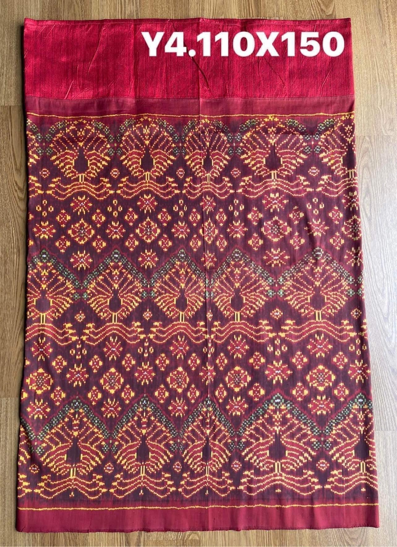 ซิ่น ไหมพระตะบอง ขนาด 110x150ซม ลายนกยูง พื้นสีแดง รหัส N9-SIL-Y4