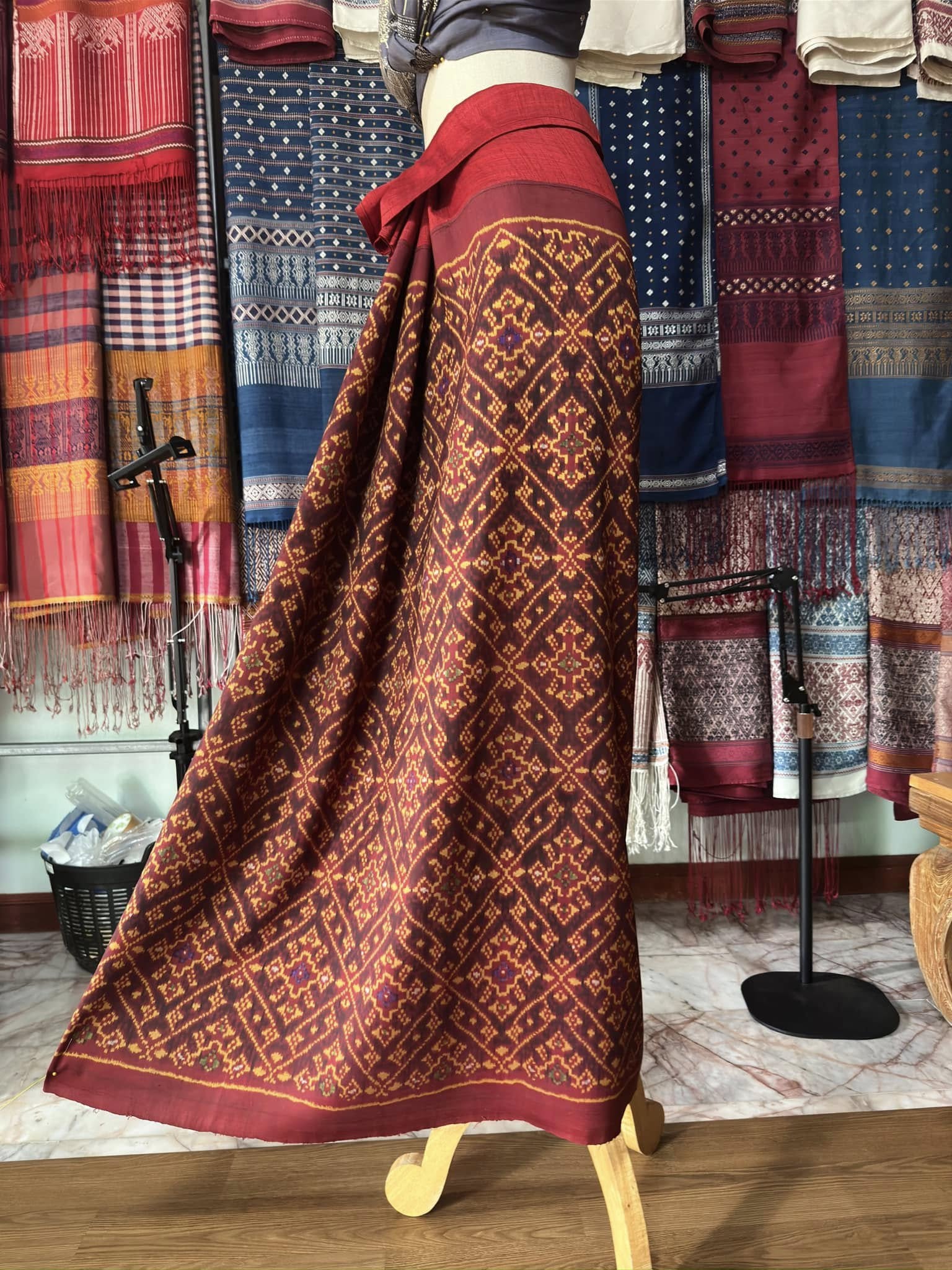 ซิ่น พระตะบอง ผ้าจามทอสามตะกอ ขนาด 118x160ซม พื้นสีแดง รหัส N9-SIL-AJ10