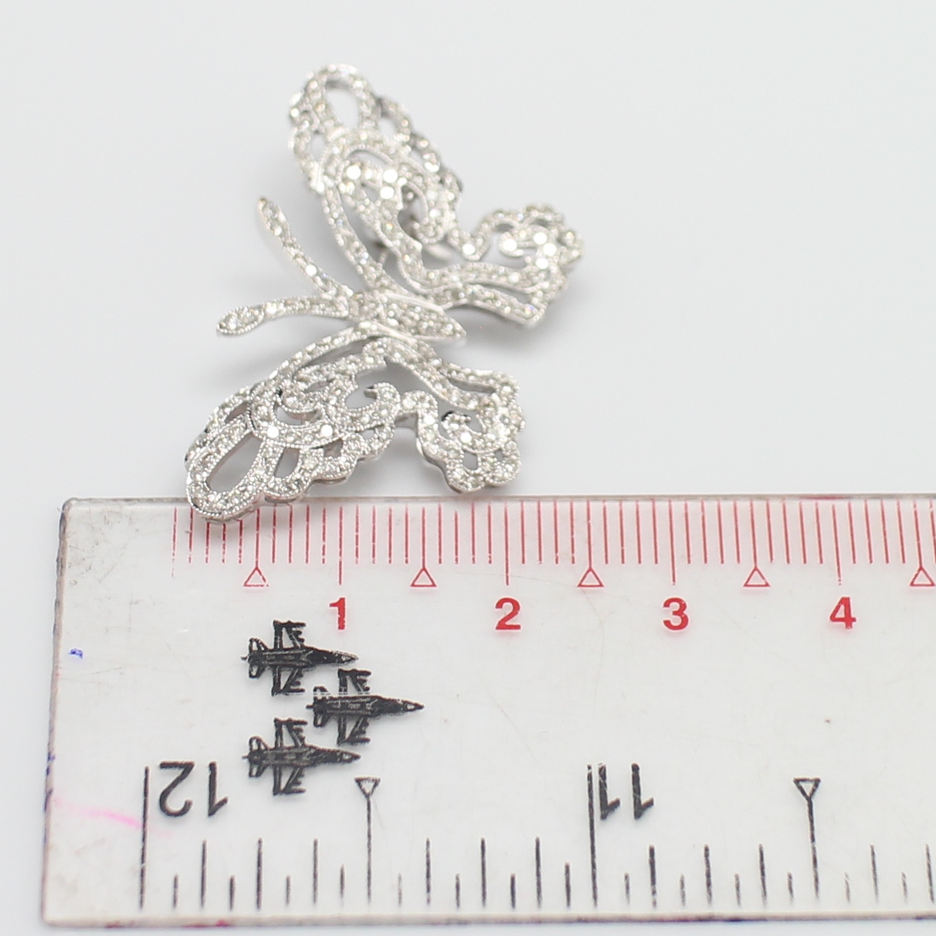 CL25006 เข็มกลัดผีเสื้อฝังเพชรฉลุลาย เพชรแท้ 0.90 กะรัต ทองแท้ 18k นน.รวม 4.1 กรัม งานสวย