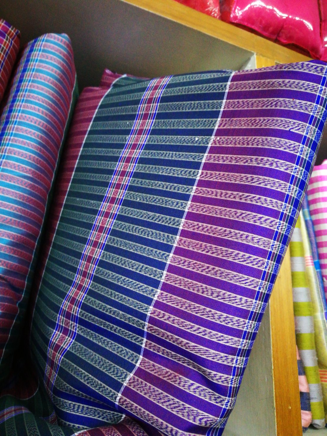 ผ้าไหมโสร่ง ผ้าโสร่งไหมแท้ ขนาด 1x2หลา ทอลายหางกระรอก สีคละสี รหัส R1B-NY1130651