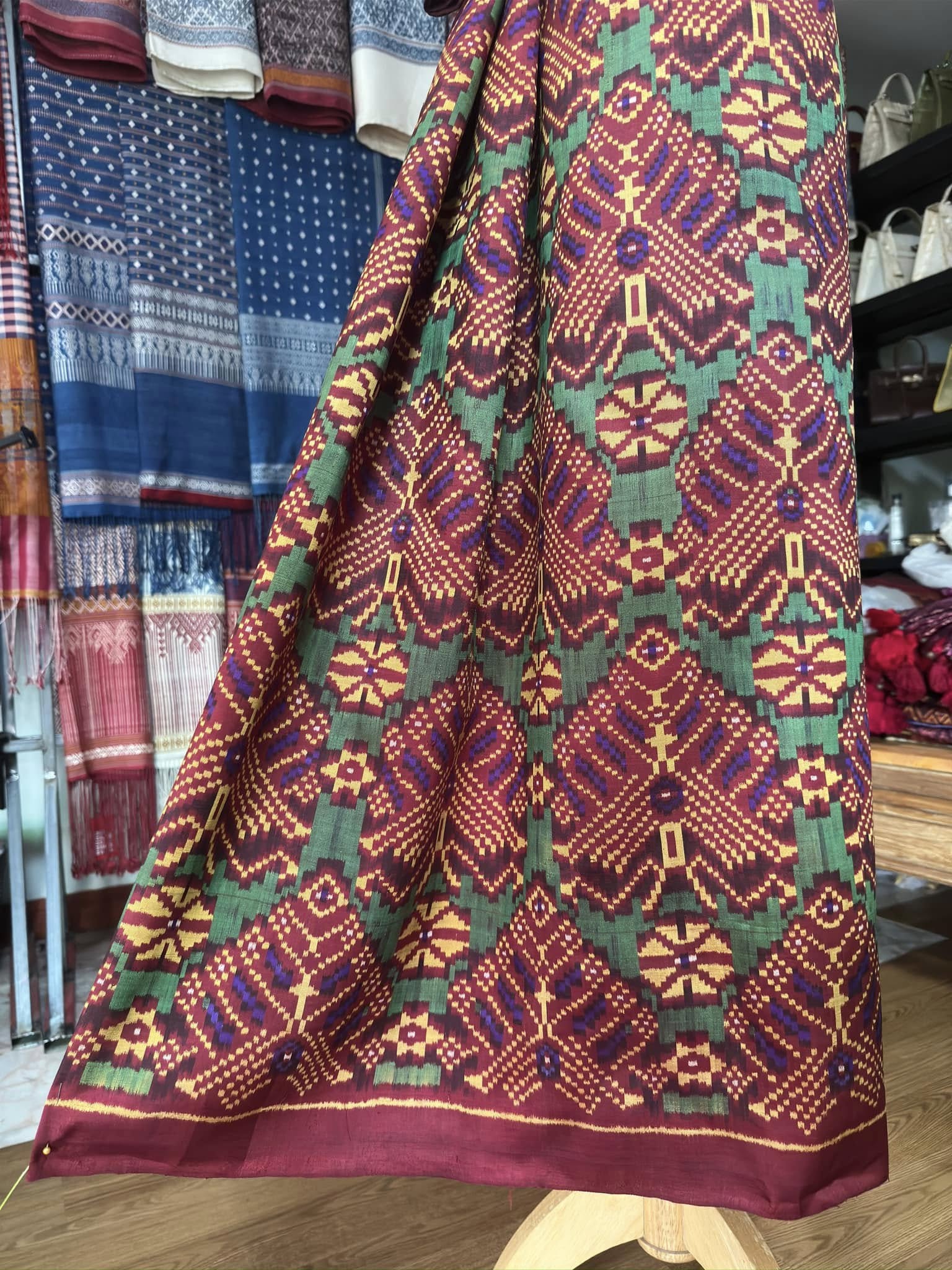 ซิ่น พระตะบอง ผ้าจามทอสามตะกอ ขนาด 110x150ซม พื้นสีน้ำตาลแดง รหัส N9-SIL-AJ1