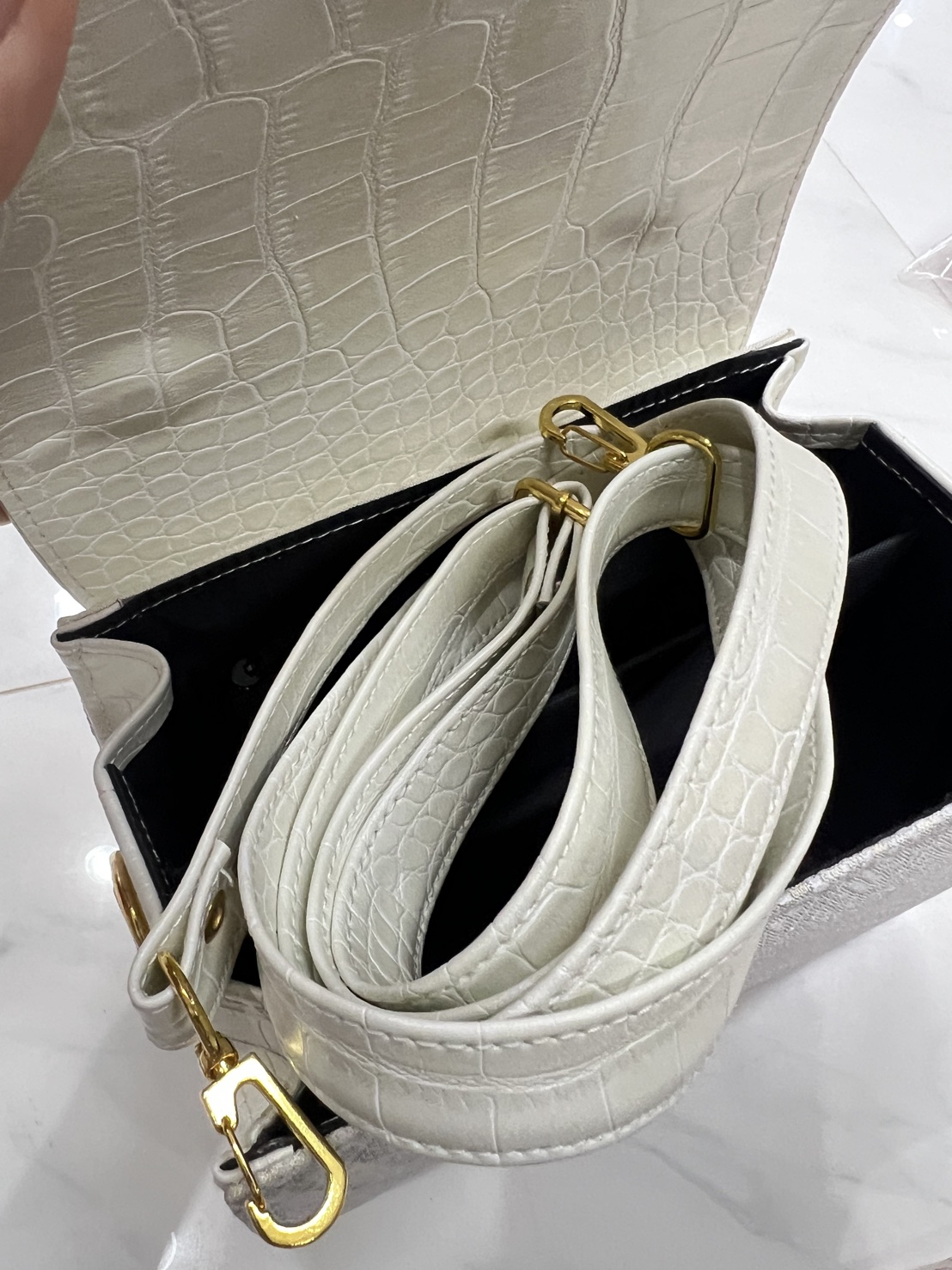 กระเป๋าถือ ไหมแพรวา พร้อมสายสะพาย ขนาด 8x6นิ้ว.พื้นสีขาว รหัส GLC-BM-042968