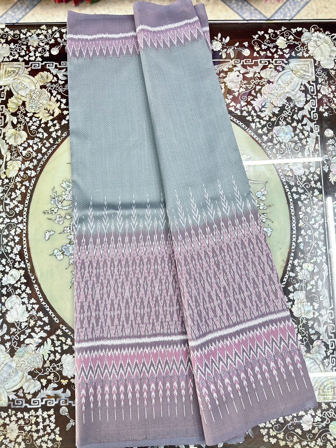 ซิ่น ผ้าไหมมัดหมี่ทอยกดอก 6ตะกอ ยกดอกลูกแก้ว สีธรรมชาติ ขนาด1x2เมตร ลายเชิงล่าง พื้นสีเขียวไข่กา รหัส L1-ST-0617681653