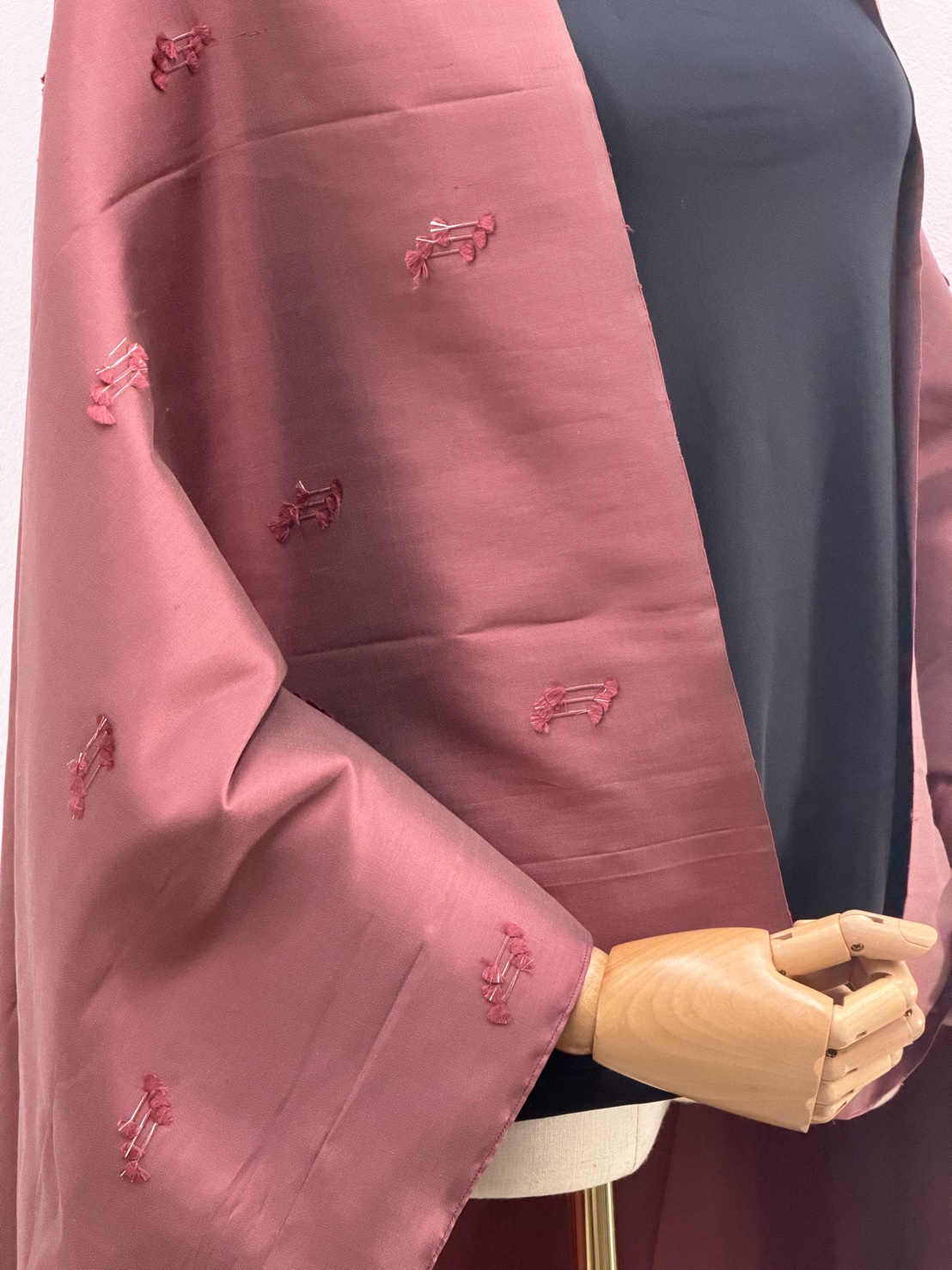 ผ้าพันคอ ลายแฟนซี ไหมแท้ แต่งลายโบว์ สีแดงอมชมพู ขนาด1เมตรx1.45เมตร รหัส MC-CT-ME-0825681