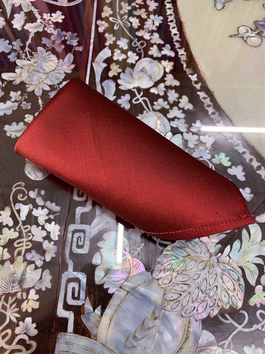 สั่งตัด ผ้าเช็ดหน้าผ้าไหม สำหรับเสื้อสูท ผ้าไหมสีพื้น เนื้อเรียบ ขนาด 23x23cm. เลือกตามรหัสสีผ้า รหัส CUT-ST006