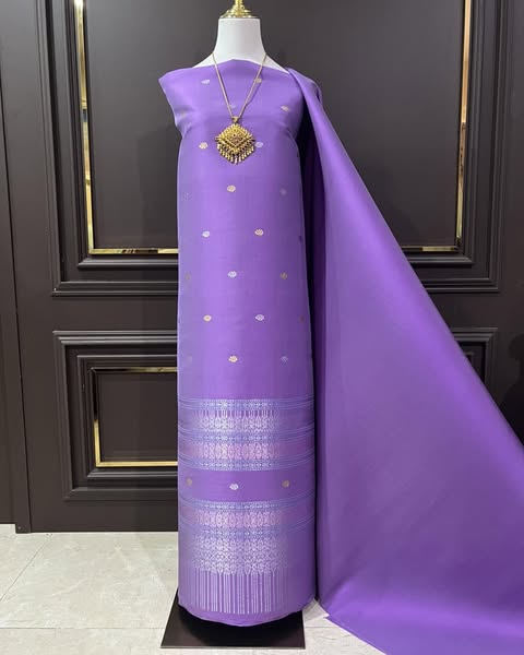 (ผ้าชุด)ผ้าไหมยกดอกลำพูน ยกดอกดิ้นเงิน ขนาด 1.03x4.54เมตร ลายกลีบกุหลาบ พื้นสีม่วง รหัส N90-29-0922682