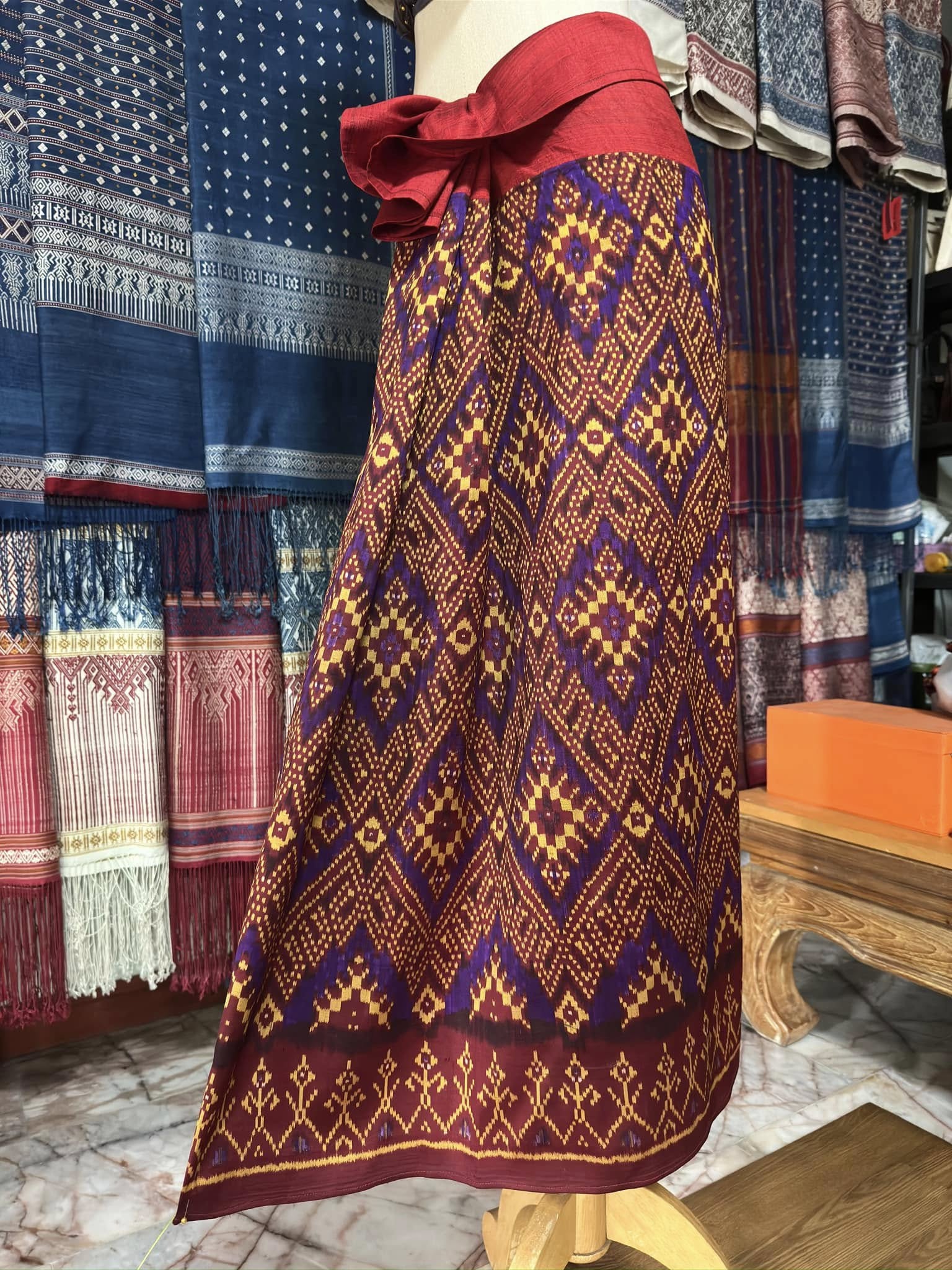 ซิ่น พระตะบอง ผ้าจามทอสามตะกอ ขนาด 105x150ซม สีแดง รหัส N9-SIL-AJ7