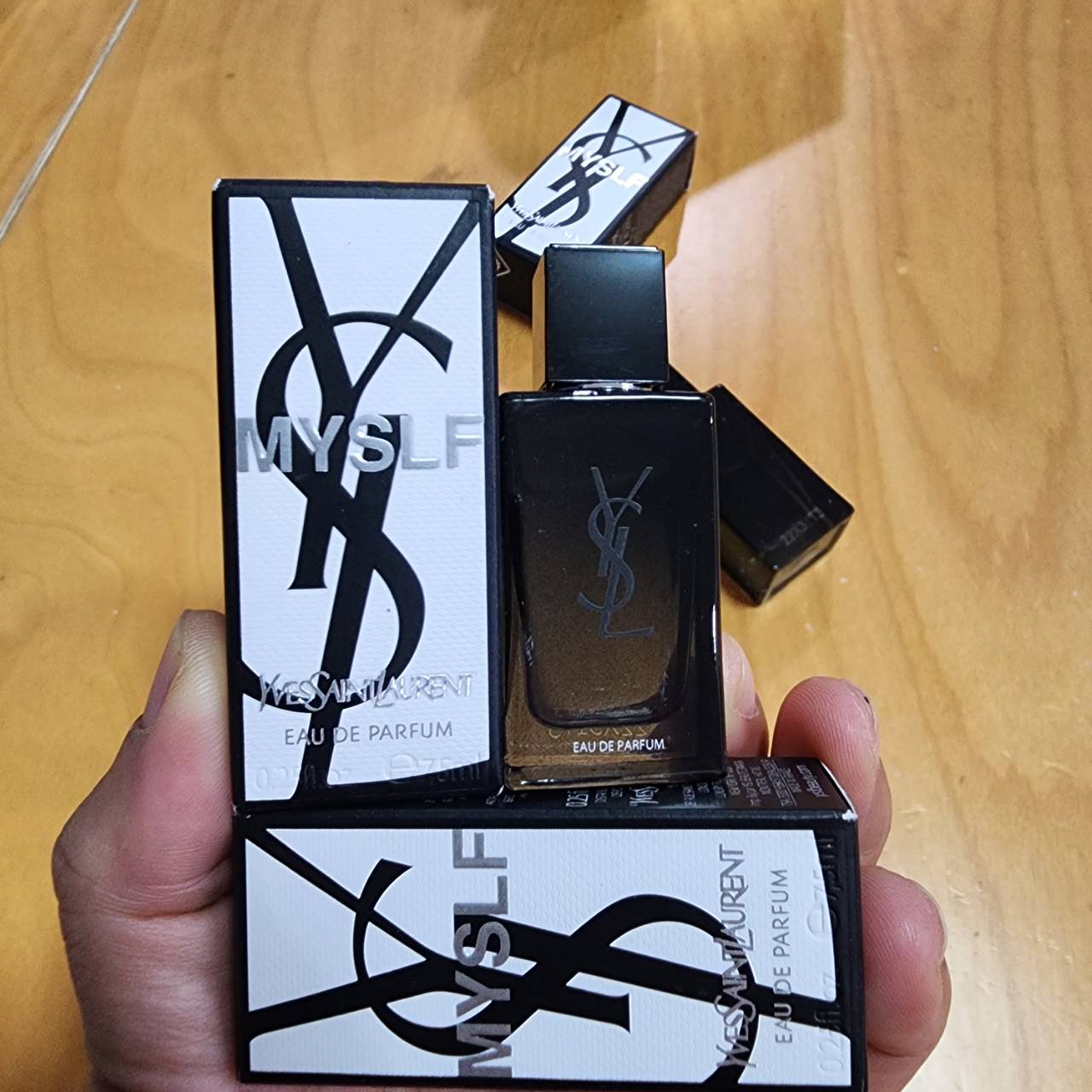 น้ำหอมจิ๋วมินิ YSL MYSLF Eau de Parfum 7.5ml แบบแต้มมีกล่อง ( Mini Perfume น้ำหอมขนาดพกพา) น้ำหอมจิ๋วมินิ ขวดน่ารัก ตั้งโชว์ก็สวย พกพาก็สะดวก หัวแต้มตามจุดชีพจร
