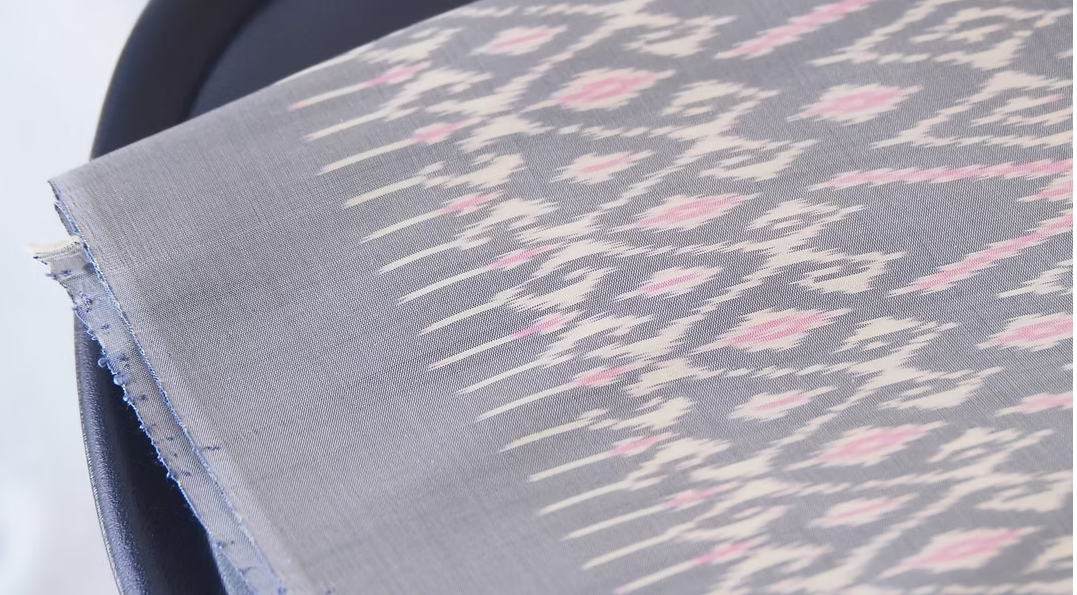 ซิ่น ผ้าไหมมัดหมี่ ไหมบ้าน ขนาด 1x2.3หลา พื้นสีเทา รหัส CISP-CT-102541