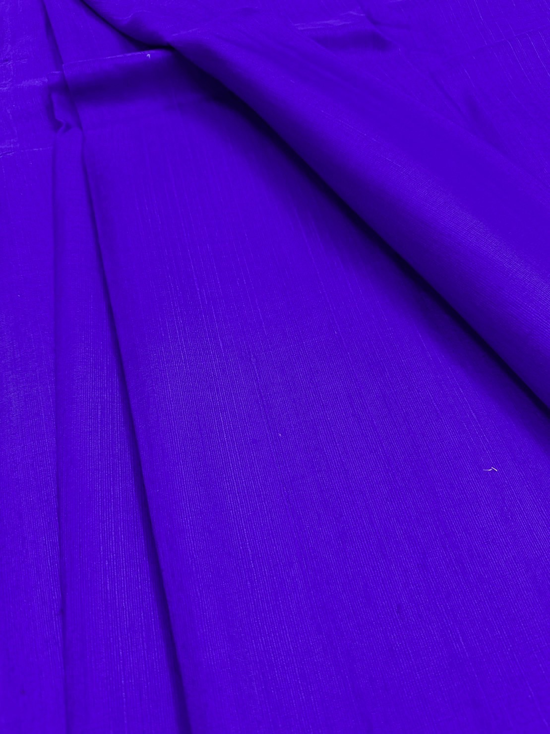 ผ้าไหมสีพื้น ไหมลืบเนื้อเบา ไหมแท้มีขี้ไหม สีม่วงน้ำเงินเข้ม (ราคาต่อหลา) รหัส D-ST0328661