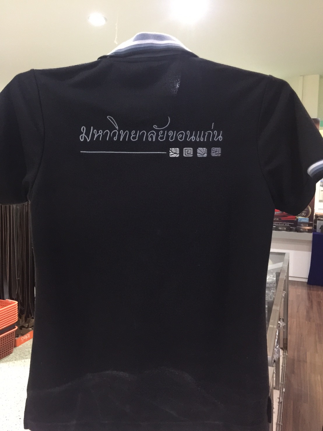 เสื้อโปโลสีดำ