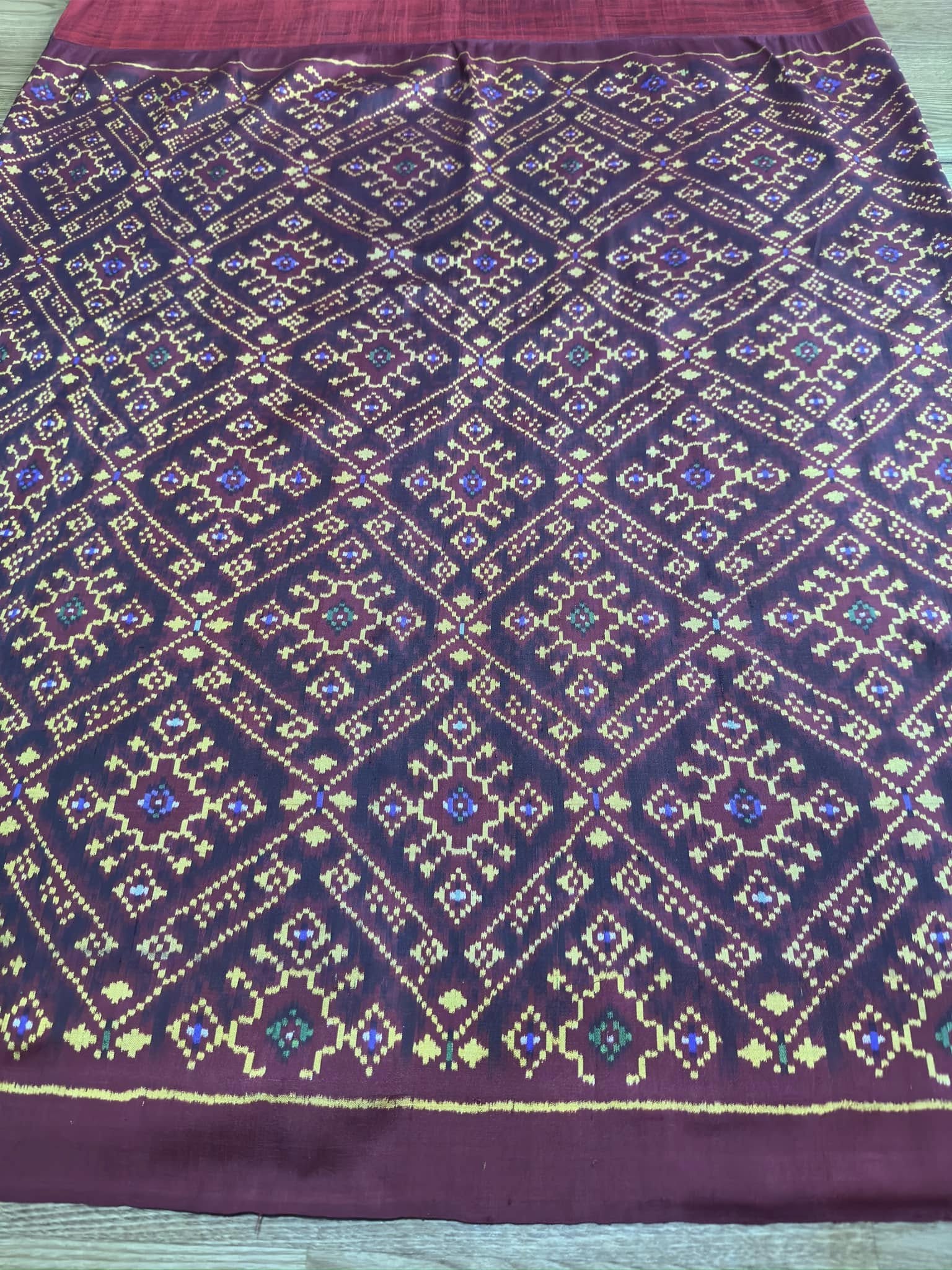 ซิ่น พระตะบอง ผ้าจามทอสามตะกอ ขนาด 115x170ซม พื้นสีแดง รหัส N9-SIL-AJ15