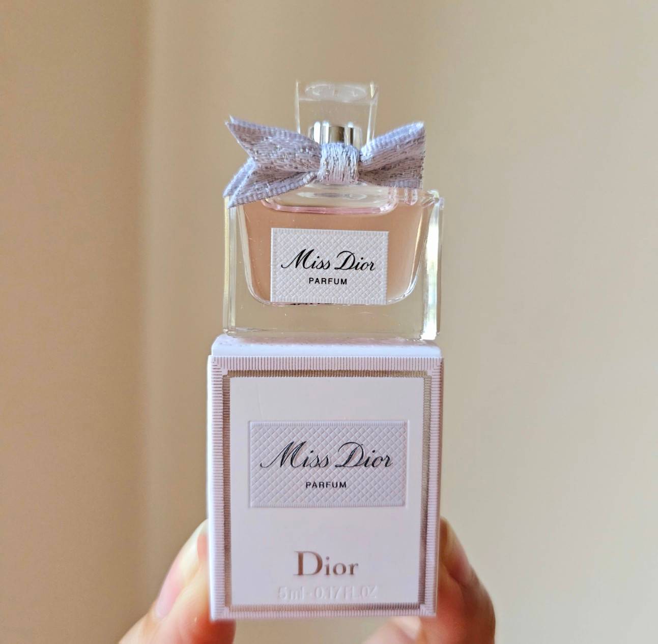 น้ำหอมจิ๋วมินิ Dior Miss Dior Parfum 5ml น้ำหอมจิ๋วมินิ New 2024 !แบบแต้มมีกล่อง ( Mini Perfume น้ำหอมขนาดพกพา) น้ำหอมจิ๋วมินิ ขวดน่ารัก ตั้งโชว์ก็สวย พกพาก็สะดวก หัวแต้มตามจุดชีพจร