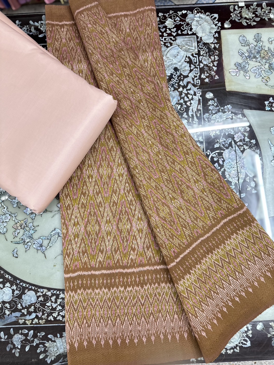 (ผ้าชุด)ผ้าไหมมัดหมี่ ยกดอกลูกแก้ว สีธรรมชาติ (ผ้าลาย 2เมตร+สีพื้น 2เมตร) เฉดสีน้ำตาลทองเข้ม รหัส L8A-ST-021568151