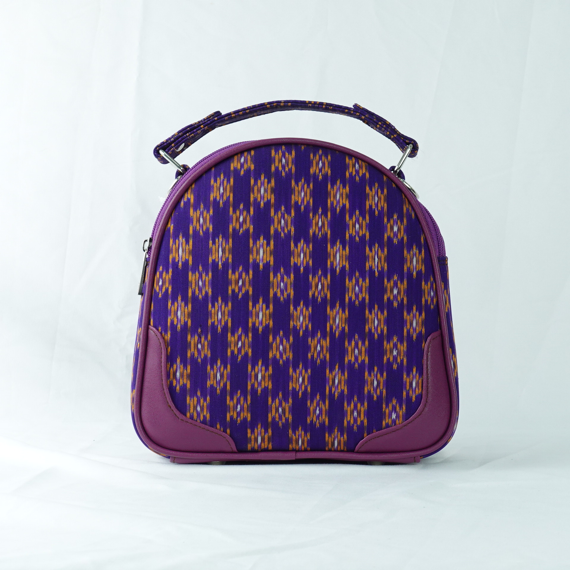 กระเป๋าถือไหมแท้ทรงโดมหลังเต่า พร้อมสายสะพาย ขนาด 8x21x21 ซม. ความสูงหูจับ 7 ซม. สีม่วง รหัส GO-TT-060468154