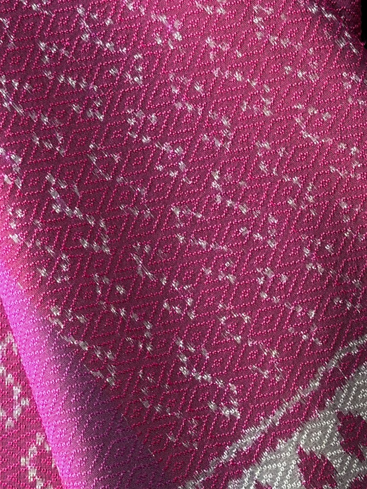 ซิ่น ผ้าไหมมัดหมี่ ทอยกดอก 6ตะกอ ขนาด 1x2 เมตร ลายขอพระราชทาน สีชมพู รหัส PCS-NY-1122689