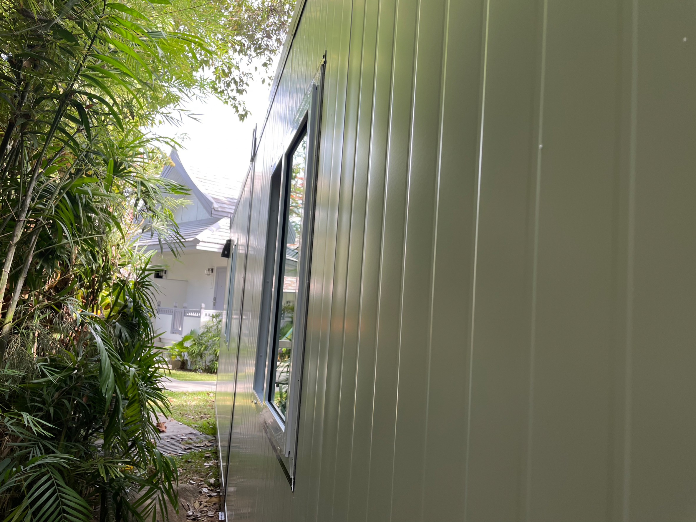 ตู้ออฟฟิศสำเร็จรูป 3.00x8.00x2.50 เมตร( แบบยกได้) โรงแรม veranda สมุย