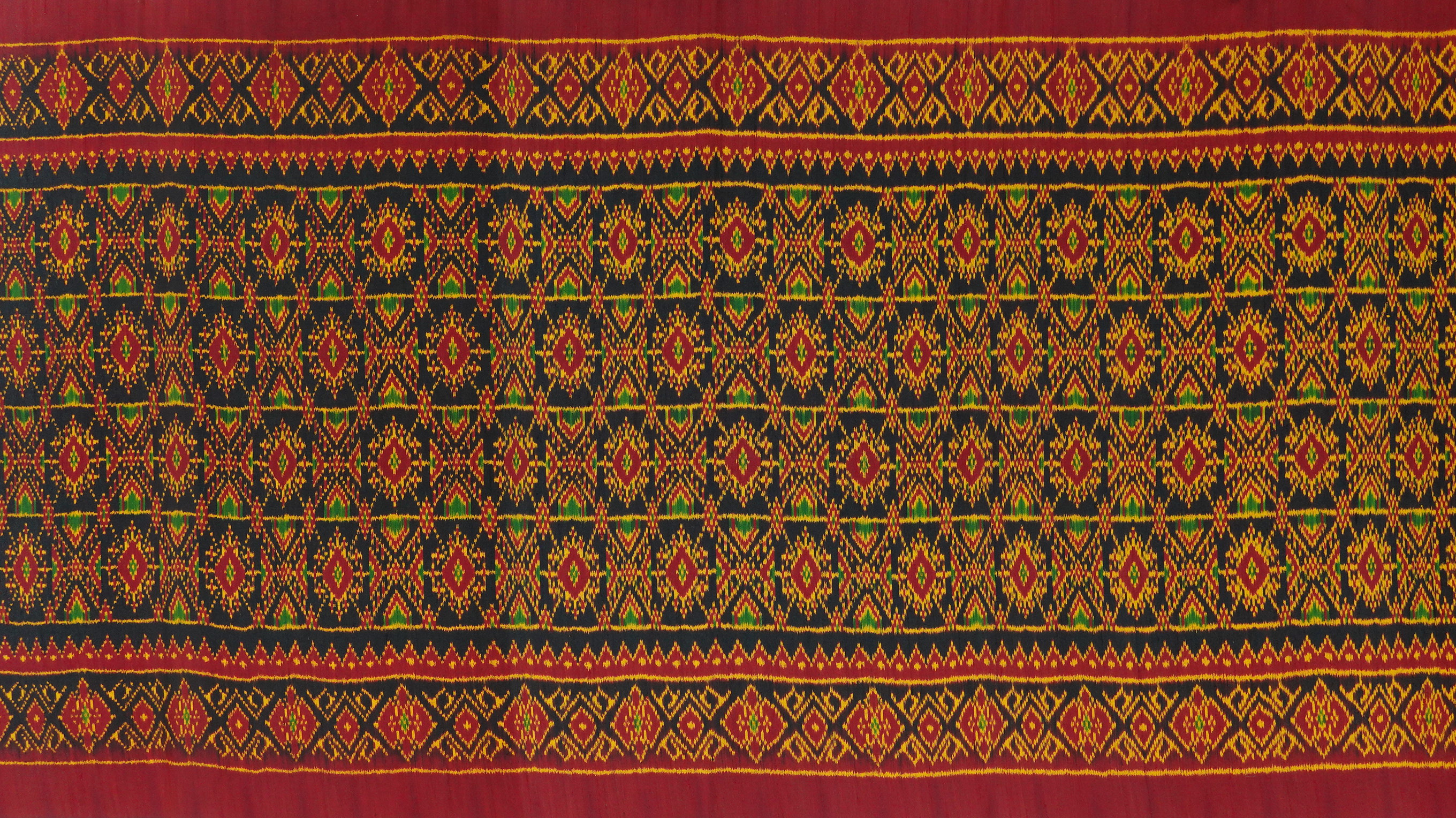 ซิ่น ผ้าไหมมัดหมี่ 3ตะกอ ขนาด1x2เมตร ลายเต่างับ พื้นสีแดง รหัส R2Q-ME-66-0820671108