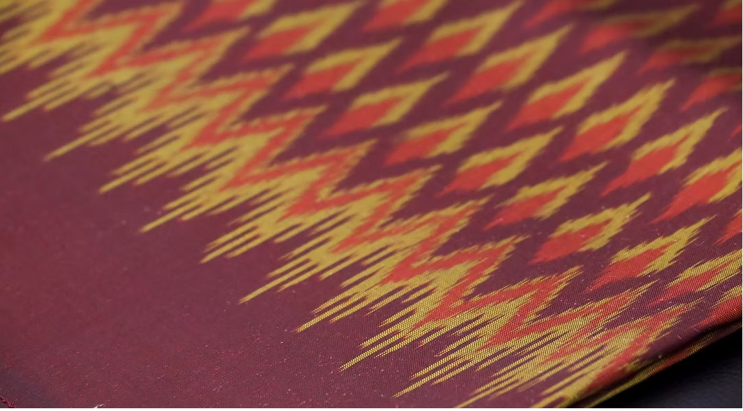 ซิ่น ผ้าไหมมัดหมี่ ไหมบ้าน ขนาด 1x2หลา ลายสร้อยดอกหมาก พื้นสีแดง รหัส CISP-CT-102539