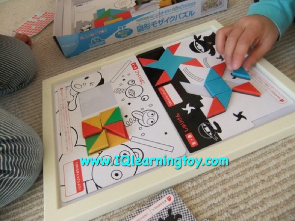 Kumon - Mosaic Puzzle ตัวต่อรูปทรงโมเสค ประกอบด้วย puzzle รูปทรงสี่เหลี่ยมและสามเหลี่ยม 4 สี จำนวน 100 ชิ้นมาพร้อมกับแผ่นภาพ 20 แผ่น