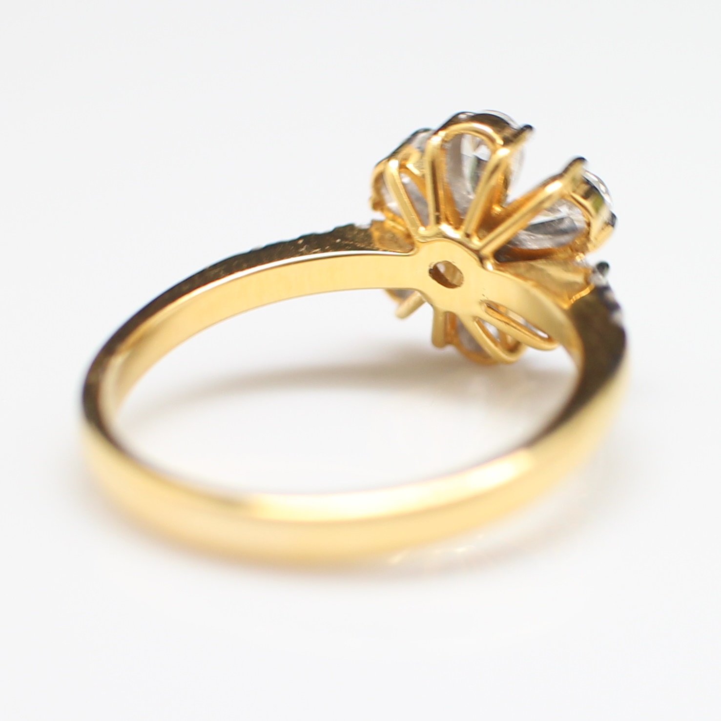 RG250278 แหวนดอกไม้เพชรหยดน้ำ เพชรหยดน้ำ 6 เม็ด 0.87 กะรัต และ เพชรกลม 9 เม็ด 0.09 กะรัต ทองแท้ 18k นน.รวม 3.8 กรัม ขนาดแหวน 53