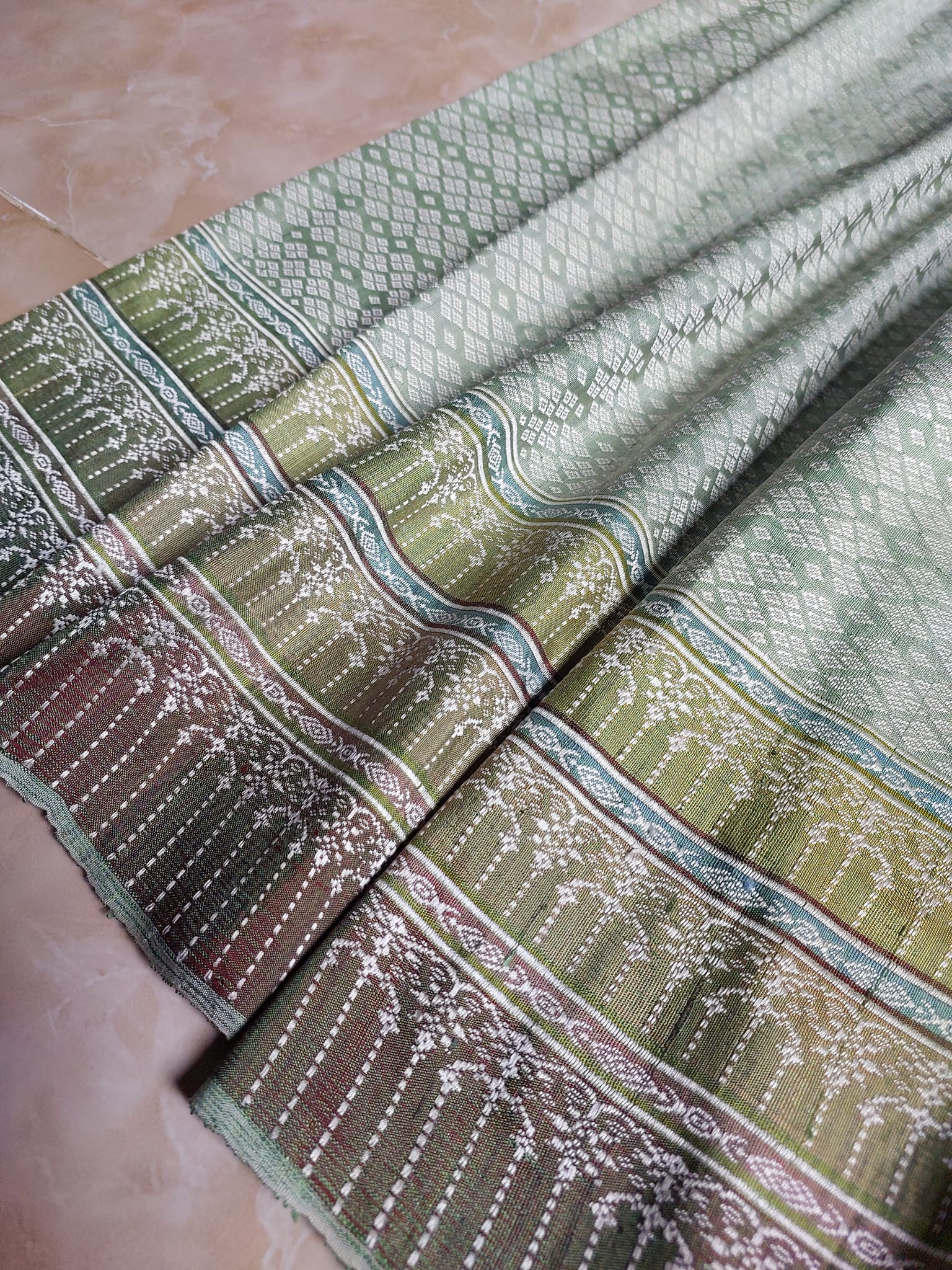 ซิ่นขิดไหม ต่อหัว ต่อเชิง ย้อมสีธรรมชาติ ขนาด1x2เมตร ลายดาวล้อมเดือน สีเขียวเทา รหัส R4F-73-051968