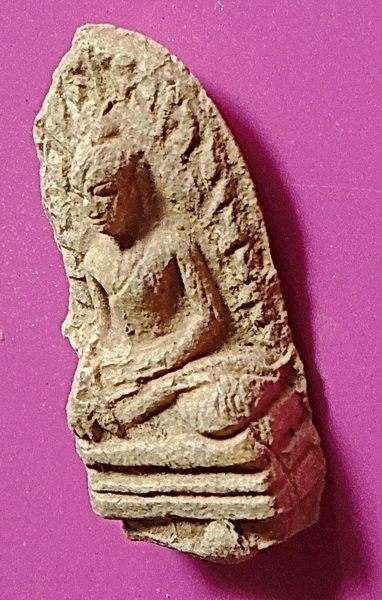 พระรอดเเสงตา เนื้อดิน กรุวัดมหาวัน ลำพูน