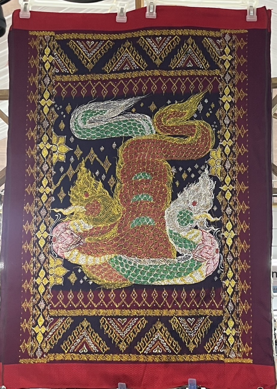 ผ้าไหมมัดหมี่ทอยกดอก 6ตะกอ งานเขียนทอง ขนาด 100x90ซม. ลายพญานาค พื้นสีแดง รหัส M2A-ร้านกลุ่มสตรีทอผ้าบ้านยางจรม นางรำไพ จารัตน์