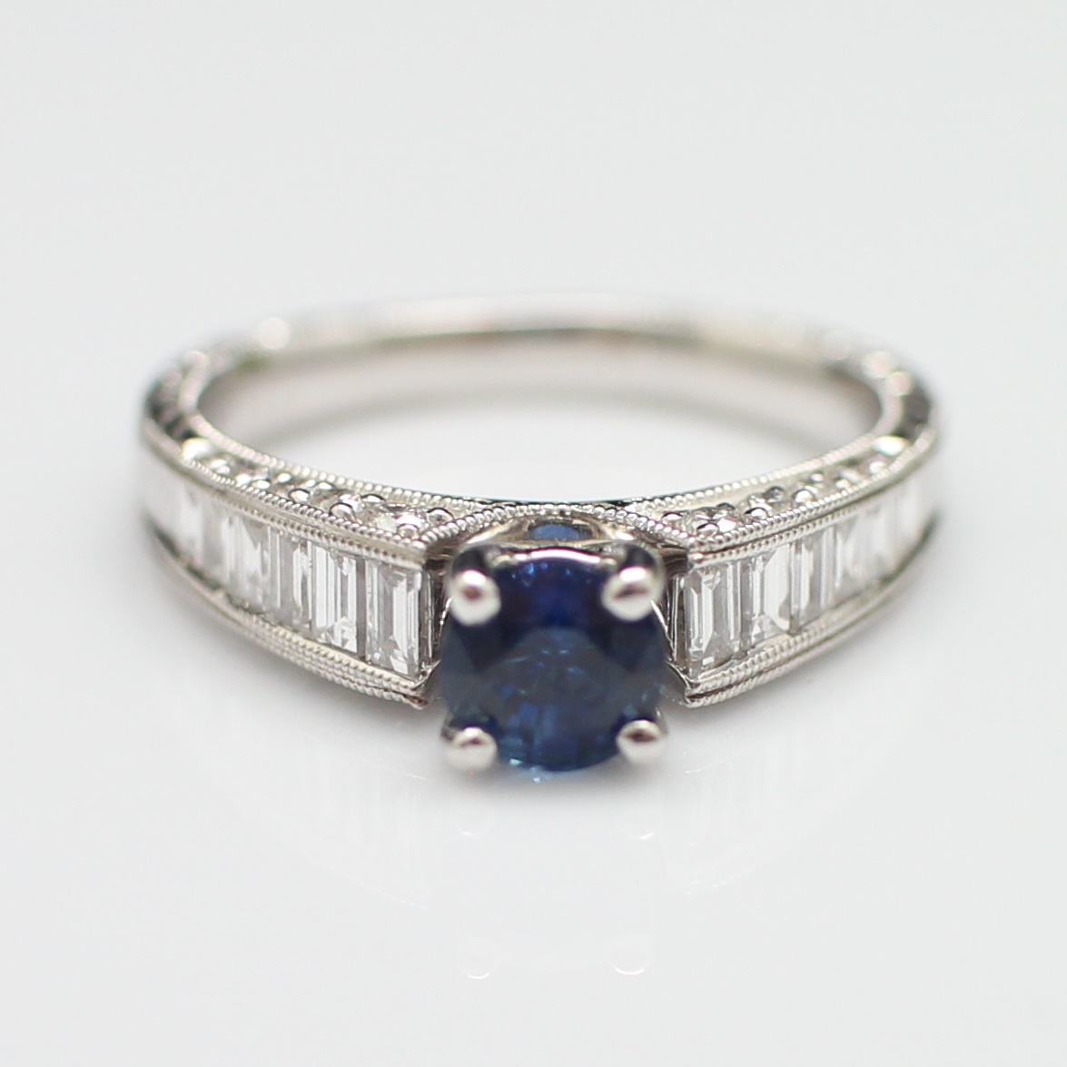 RG250131 แหวนไพลิน เพชรแท้ 12 เม็ด 0.36 กะรัต และ 20 เม็ด 0.40 กะรัต ทองแท้ 18k นน.รวม 4.7 กรัม ขนาดแหวน 53