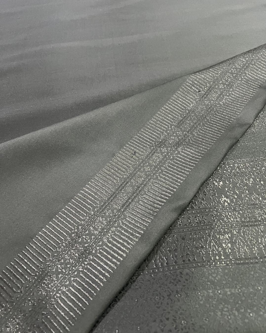 (ผ้าชุด)ผ้าไหมยกดอกลำพูน เกาะเชิงดิ้นดำ ขนาด 1.02x4.43เมตร ลายดอกบุหวาสาลี พื้นสีดำ รหัส N90-29-TR0549