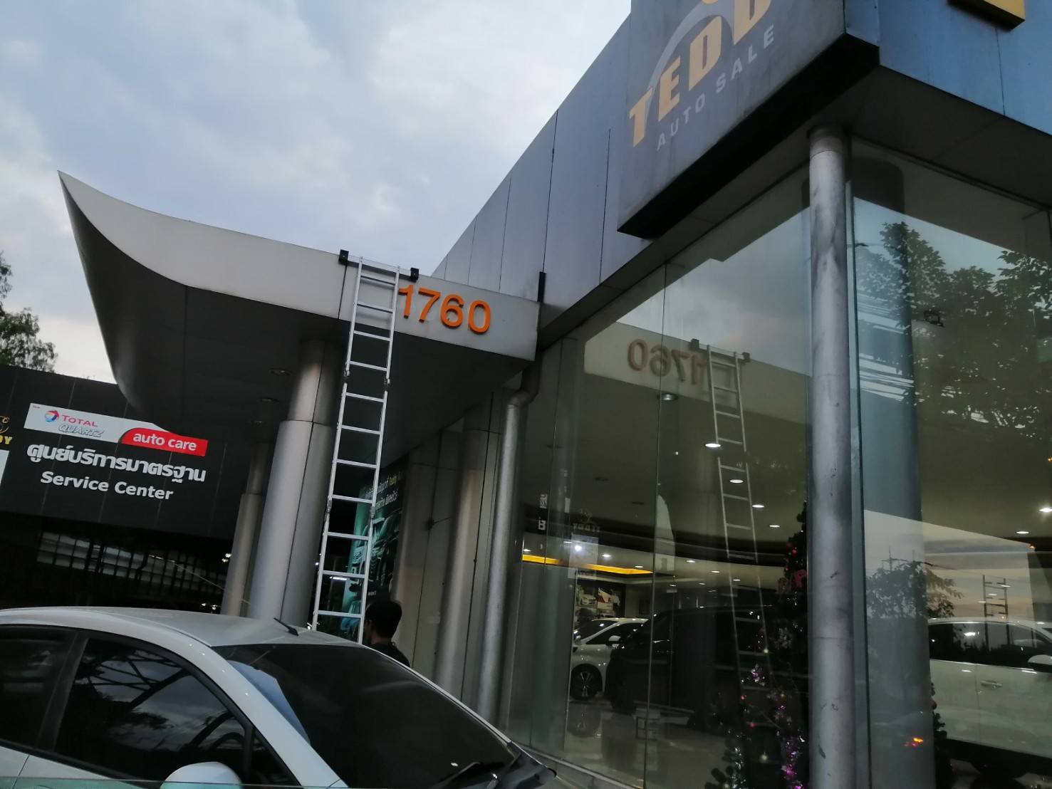 ป้ายตัวอักษรสแตนเลสแฮร์ไลน์เนื้อเงิน (ทำสีเหลือง)