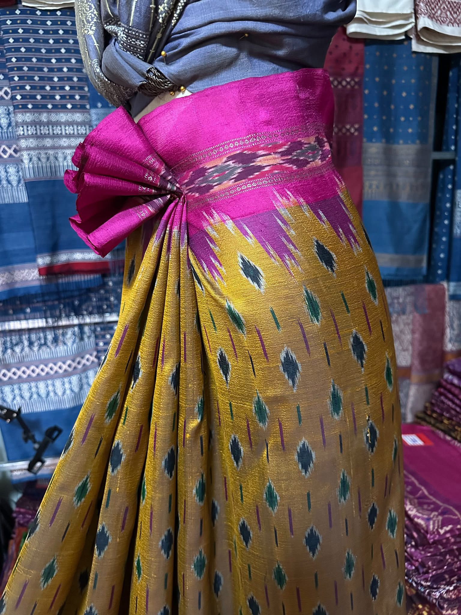 ซิ่น ไหมมัดหมี่ ผ้าปาโตล่า ขนาด 118x210ซม. พื้นสีเหลืองเชิงชมพู รหัส N9-SIL-051768A4