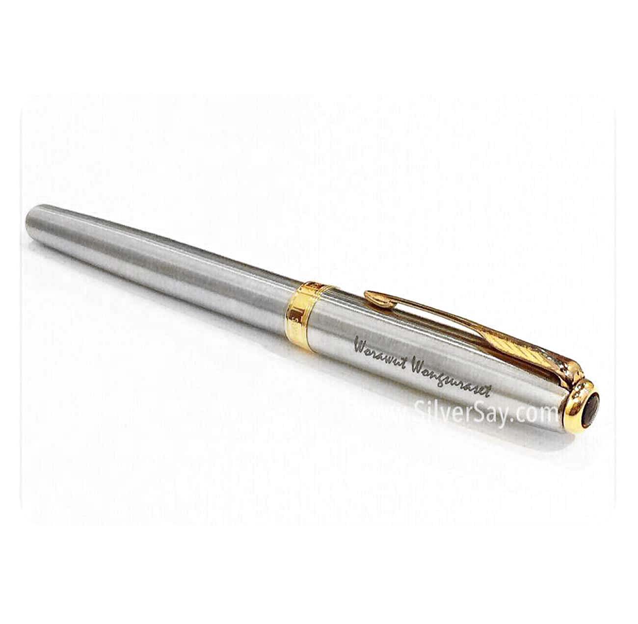 สลักชื่อ "Worawut Wongsuraset" บนปากกา PARKER