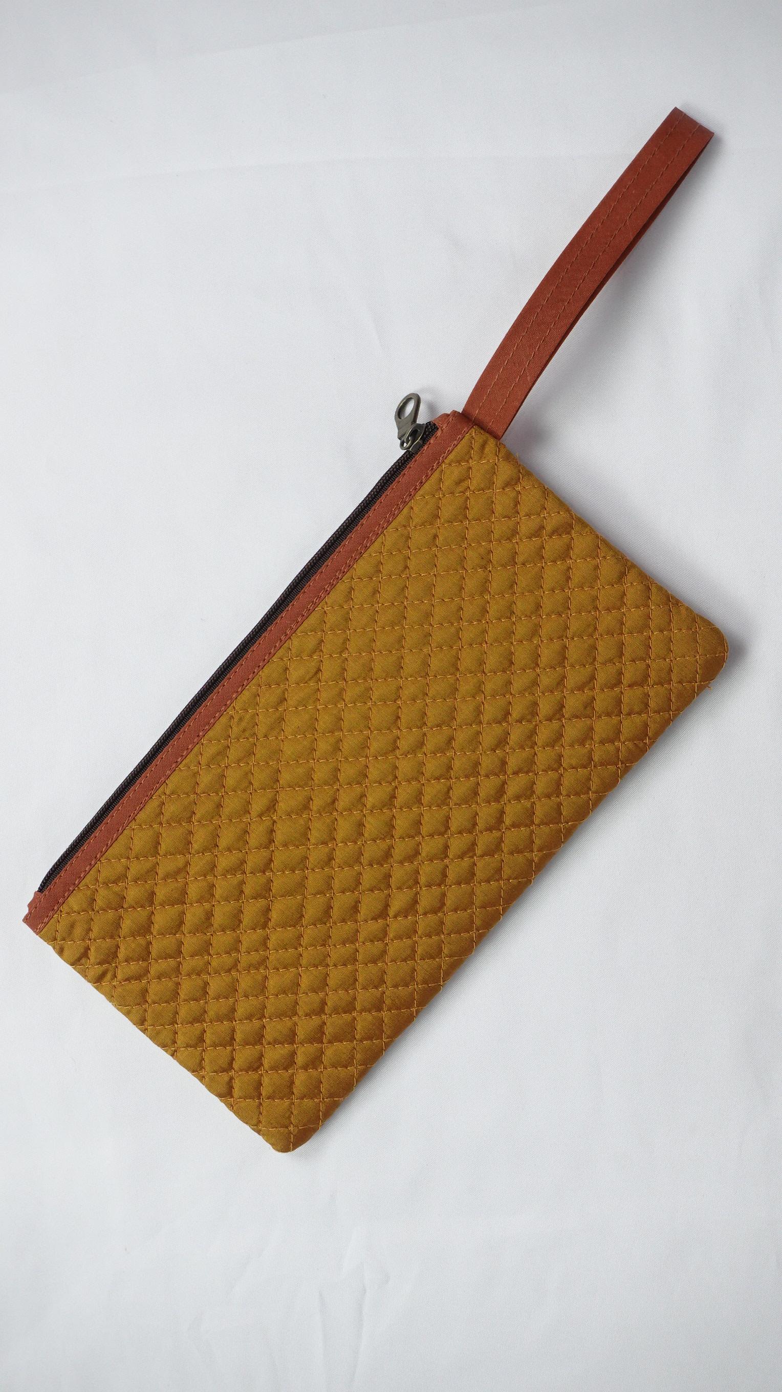 ซองมือถือ สำหรับพระสงฆ์ ไหมแท้ สีแก่นขนุน รหัส NY-01276813