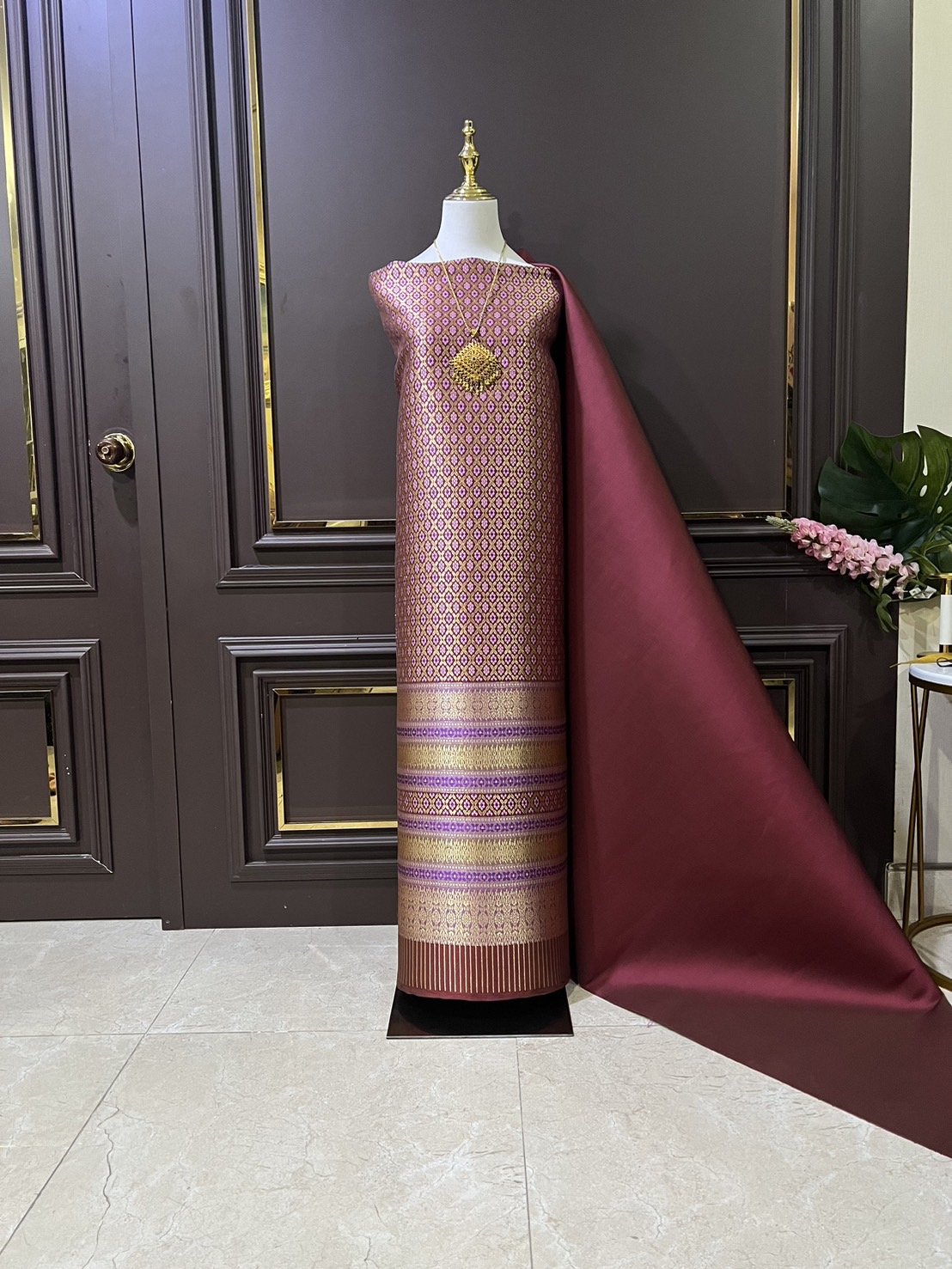 (ผ้าชุด)ผ้าไหมยกดอกลำพูน ยกดอกดิ้นเงิน ขนาด 1.03x4.37เมตร ลายดอกแก้วกัลยา พื้นสีแดง รหัส N90-29-TR0451