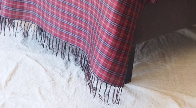 ผ้าคลุมไหล่ผ้าไหม ผืนใหญ่ มีชายครุย ขนาด 100x200ซม. สีแดง รหัส ZYH-CT-103041